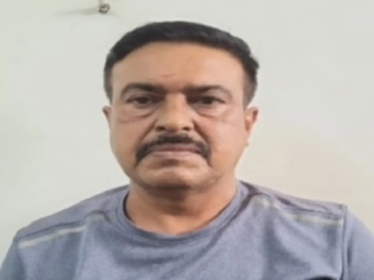 पूर्व CM अशोक गहलोत की सुरक्षा में तैनात हेड कांस्टेबल गिरफ्तार, बेटे को दिलवाया था लीक पेपर पूर्व CM अशोक गहलोत की सुरक्षा में तैनात हेड कांस्टेबल गिरफ्तार, बेटे को दिलवाया था लीक पेपर