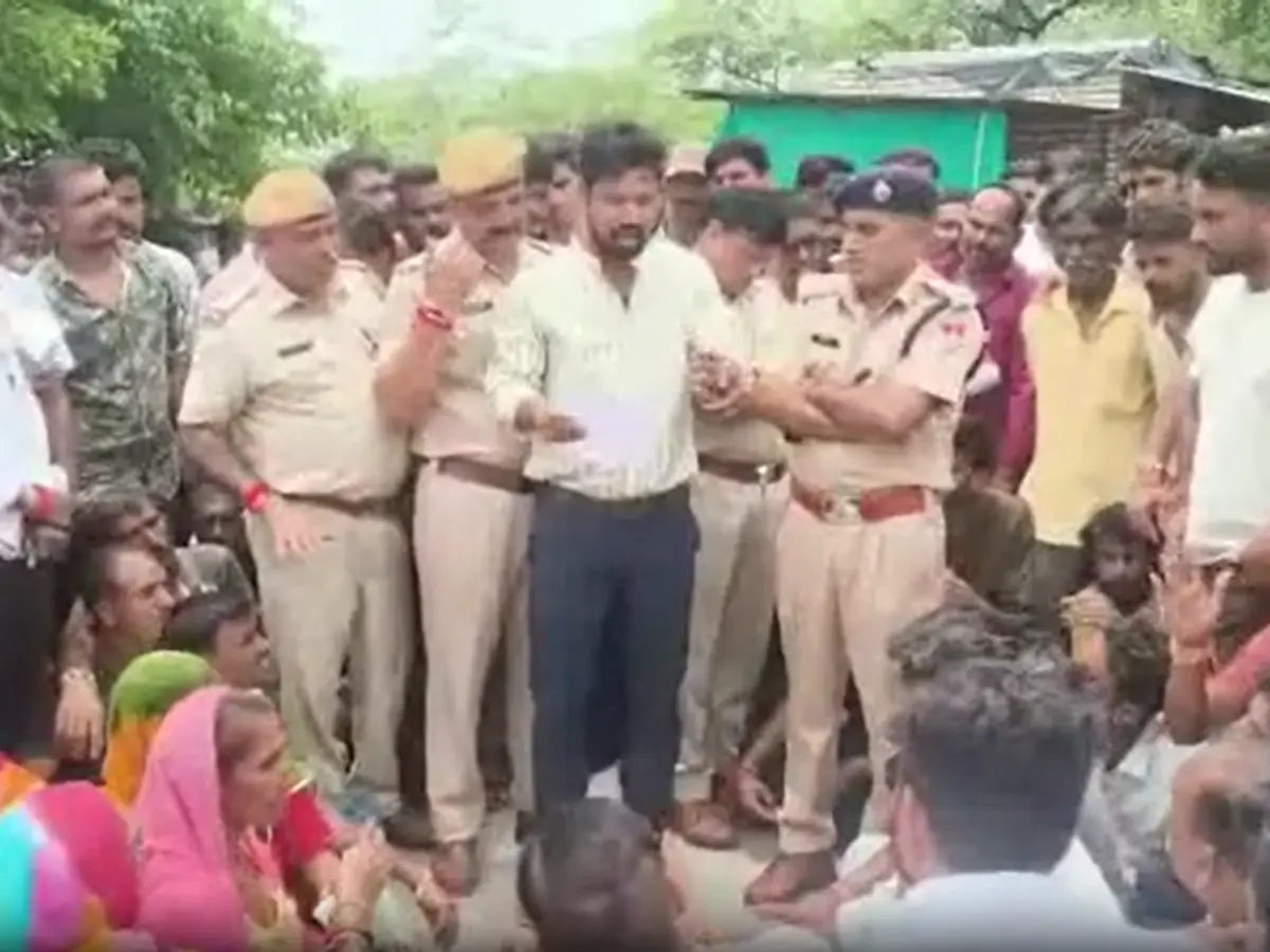 30 दिन से लापता युवती का मिला शव, परिजनों और ग्रामीणों ने किया हाईवे जाम 30 दिन से लापता युवती का मिला शव, परिजनों और ग्रामीणों ने किया हाईवे जाम