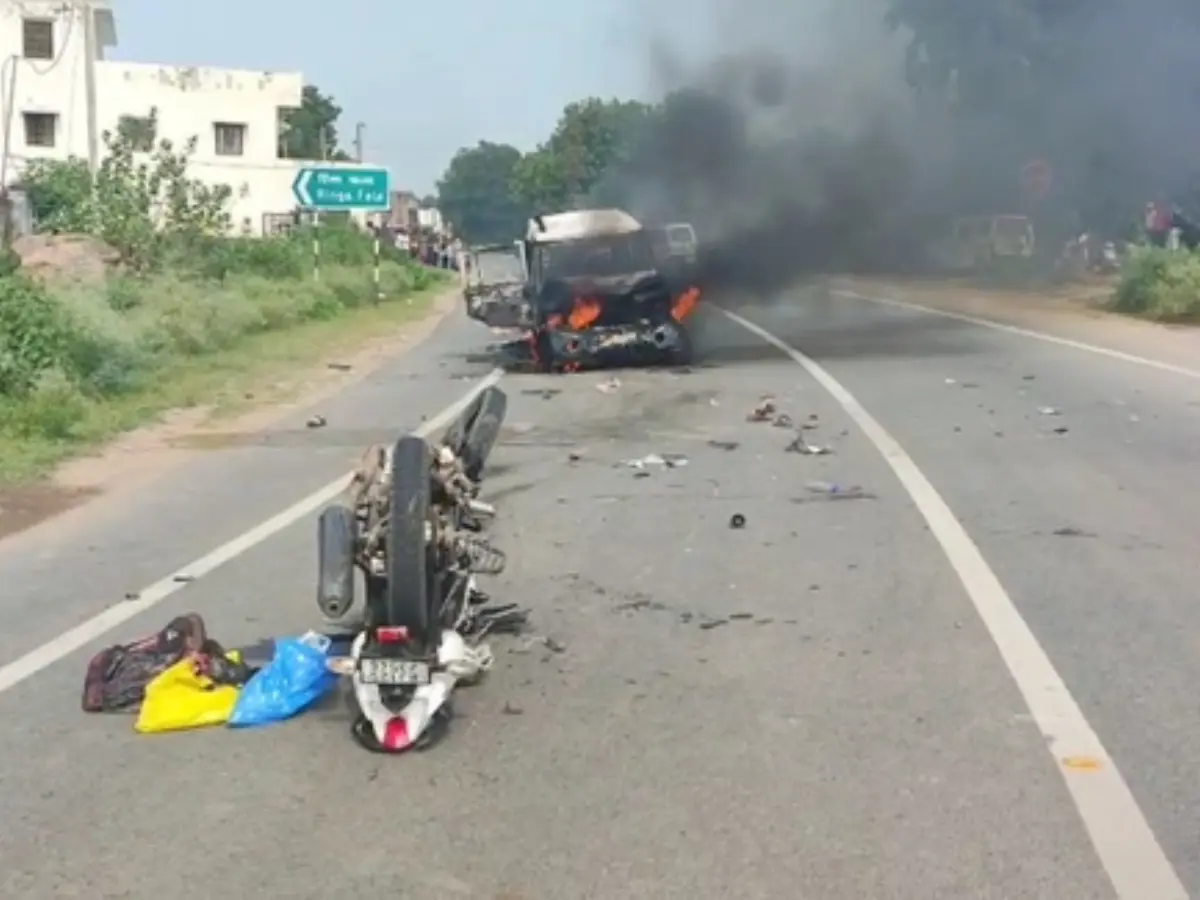 बोलेरो ने बाइक को मारी टक्कर, हादसे में पिता-पुत्र सहित 3 की मौत बोलेरो ने बाइक को मारी टक्कर, हादसे में पिता-पुत्र सहित 3 की मौत