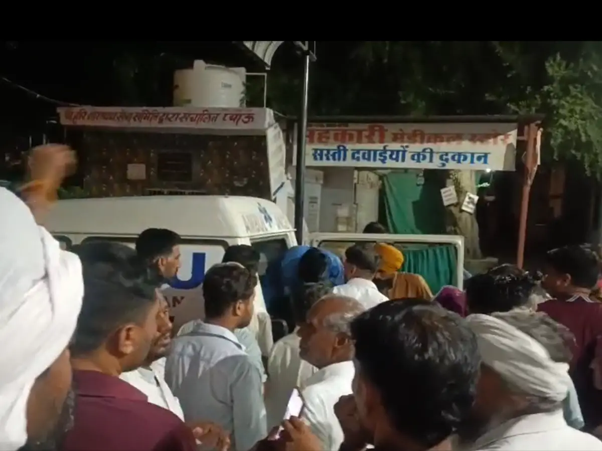 लोक परिवहन बस और कार के बीच भयंकर टक्कर, एक महिला की मौत, चार गंभीर रूप से घायल