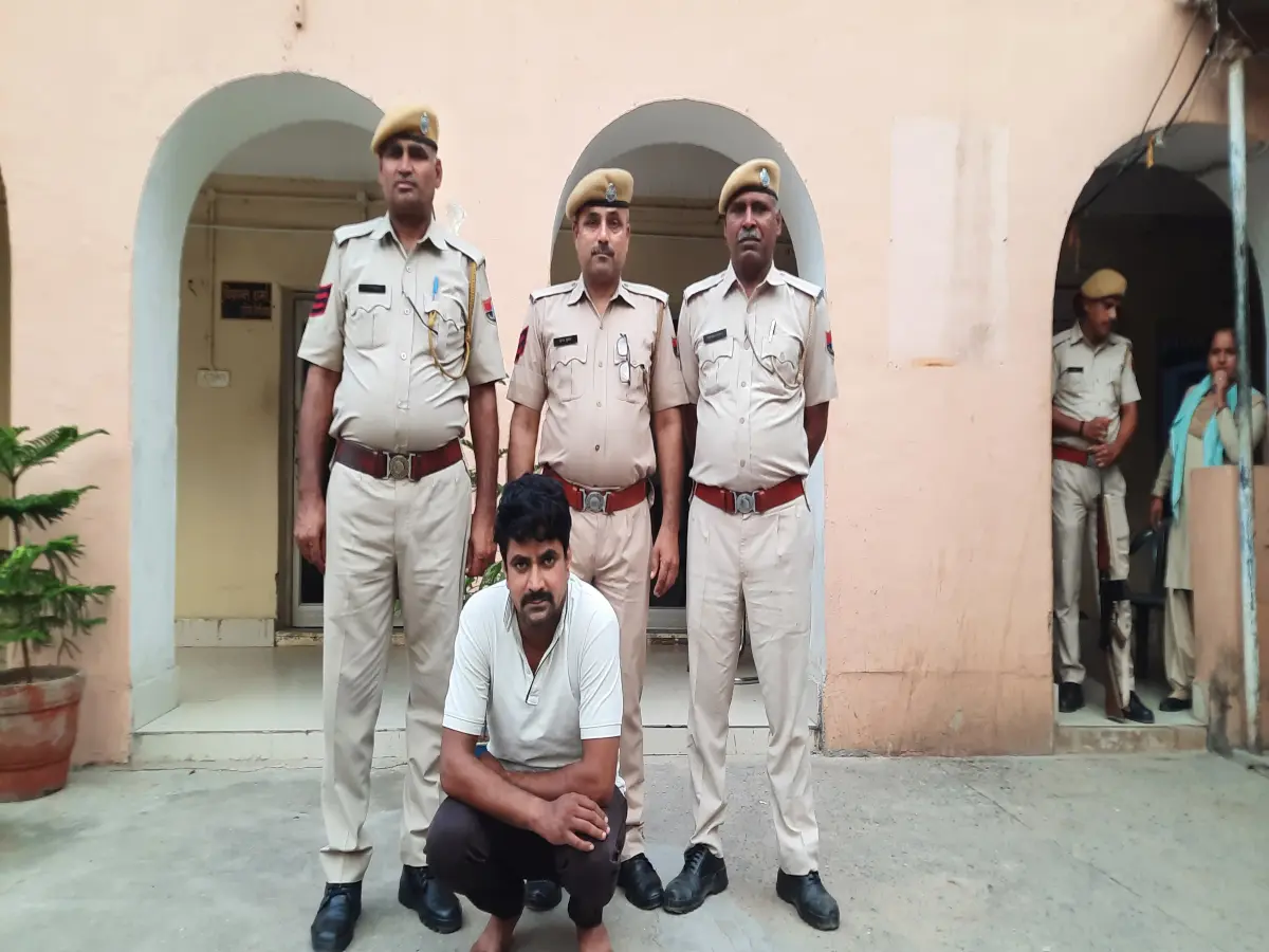 Behror Crime: खुली जेल से फरार कुख्यात बदमाश पर्रा गिरफ्तार, 26 संगीन केसों में वांछित Behror Crime: खुली जेल से फरार कुख्यात बदमाश पर्रा गिरफ्तार, 26 संगीन केसों में वांछित
