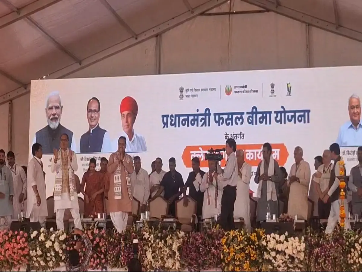 राजस्थान में किसानों को मेगा तोहफा! एक क्लिक से 27 लाख खातों में जाएंगे 1200 करोड़ रुपये राजस्थान में किसानों को मेगा तोहफा! एक क्लिक से 27 लाख खातों में जाएंगे 1200 करोड़ रुपये