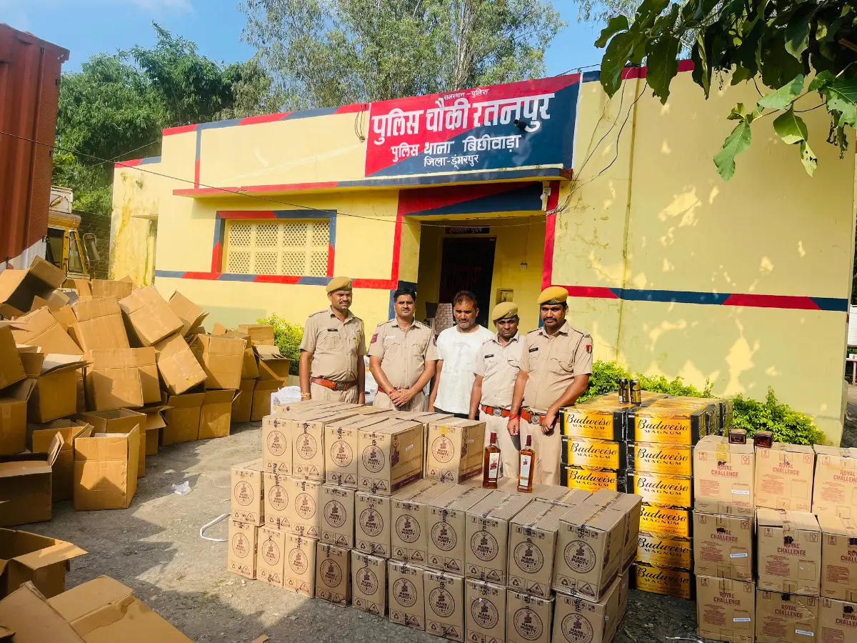 Dungarpur: दवाइयों में छिपाकर की जा रही थी तस्करी, 15 लाख की शराब जब्त Dungarpur: दवाइयों में छिपाकर की जा रही थी तस्करी, 15 लाख की शराब जब्त