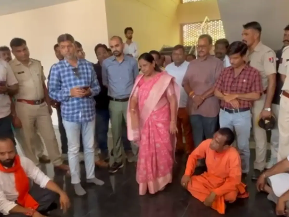 Bundi: अवैध मांस की दुकानों को हटवाने के लिए साधु-संतों ने किया हनुमान चालीसा का पाठ Bundi: अवैध मांस की दुकानों को हटवाने के लिए साधु-संतों ने किया हनुमान चालीसा का पाठ