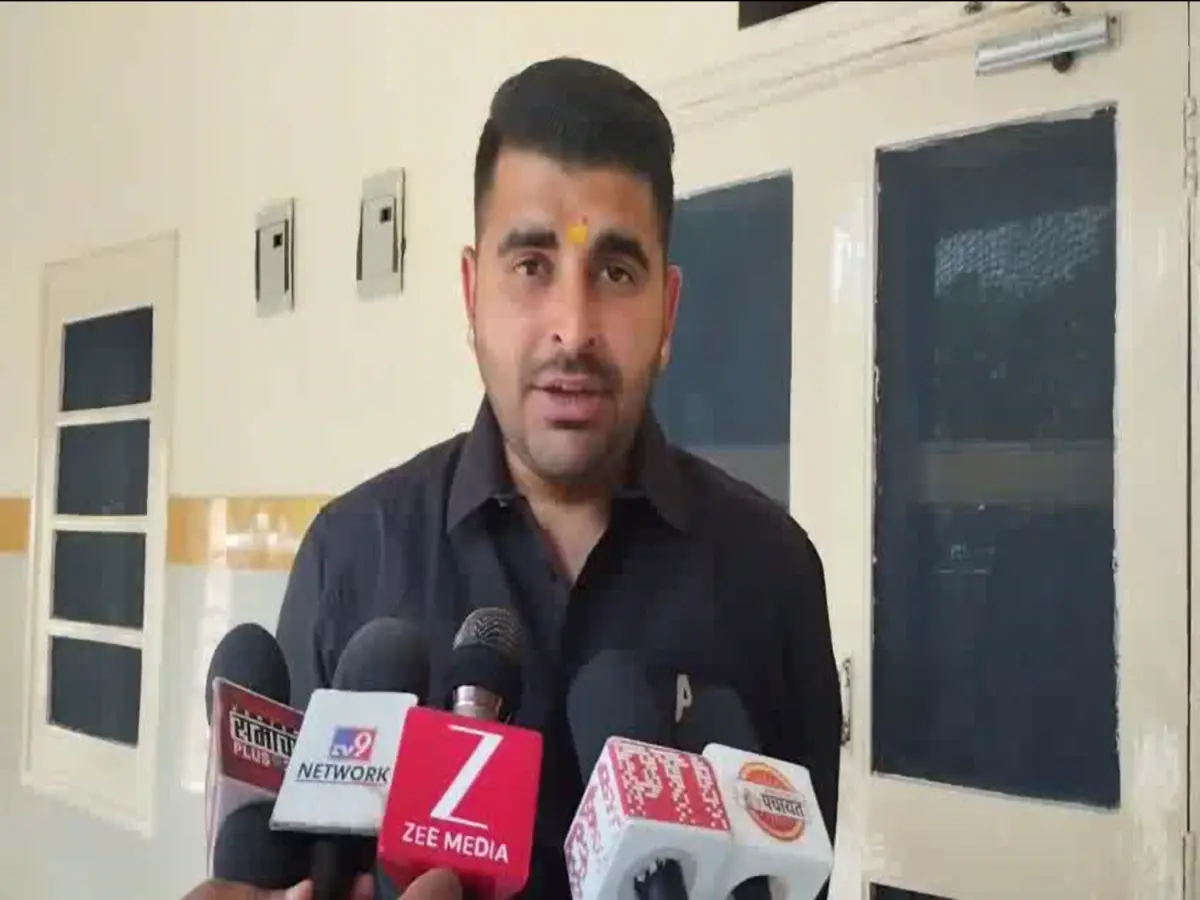 Barmer News: खेजड़ी बचाने मैदान में उतरे शिव विधानसभा विधायक भाटी — सरकार को दी खुली चुनौती! Barmer News: खेजड़ी बचाने मैदान में उतरे शिव विधानसभा विधायक भाटी — सरकार को दी खुली चुनौती!