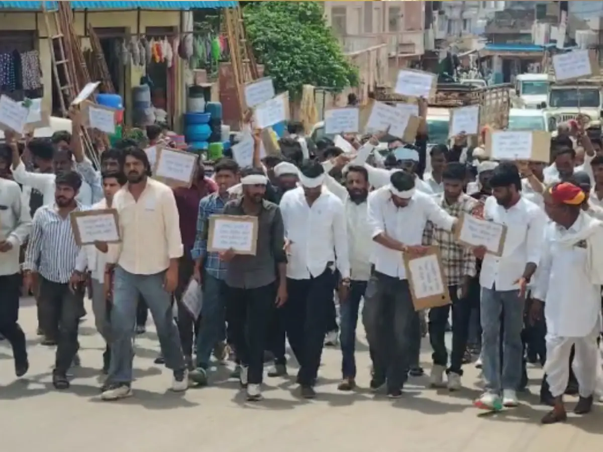 खाखड़की में गर्माया सड़क निर्माण का मुद्दा, ग्रामीणों ने दिया SDM कार्यालय के सामने धरना