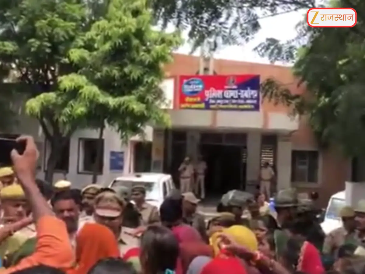 Udaipur News: उदयपुर में आठ साल की मासूम से दरिंदगी, गुस्साई भीड़ ने SDM और पुलिस की गाड़ी में की तोड़फोड़, थाने पर पत्थरबाजी के बाद... Udaipur News: उदयपुर में आठ साल की मासूम से दरिंदगी, गुस्साई भीड़ ने SDM और पुलिस की गाड़ी में की तोड़फोड़, थाने पर पत्थरबाजी के बाद...