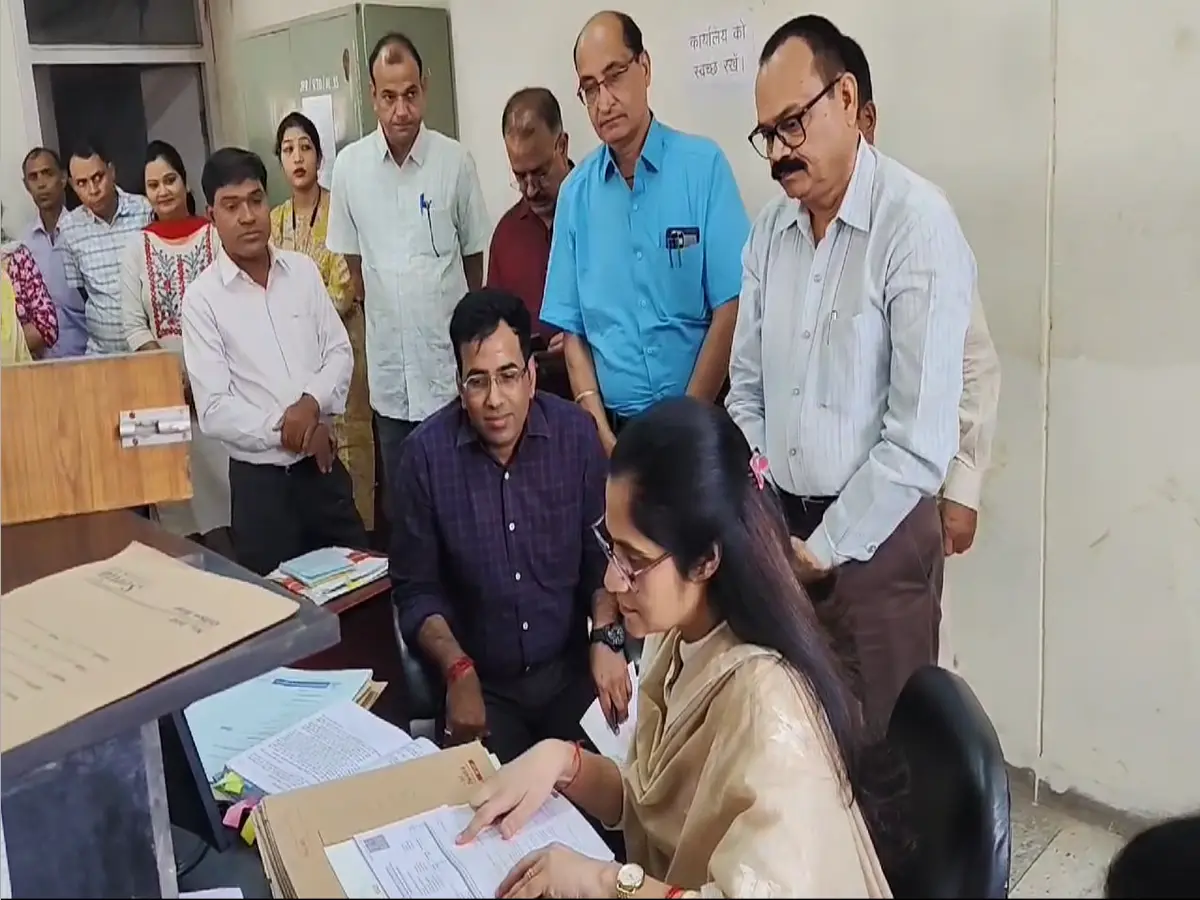 RTO Scam: जयपुर RTO में 5 महीने का महाघोटाला! रिकॉर्ड तोड़ फर्जीवाड़ा आया सामने RTO Scam: जयपुर RTO में 5 महीने का महाघोटाला! रिकॉर्ड तोड़ फर्जीवाड़ा आया सामने