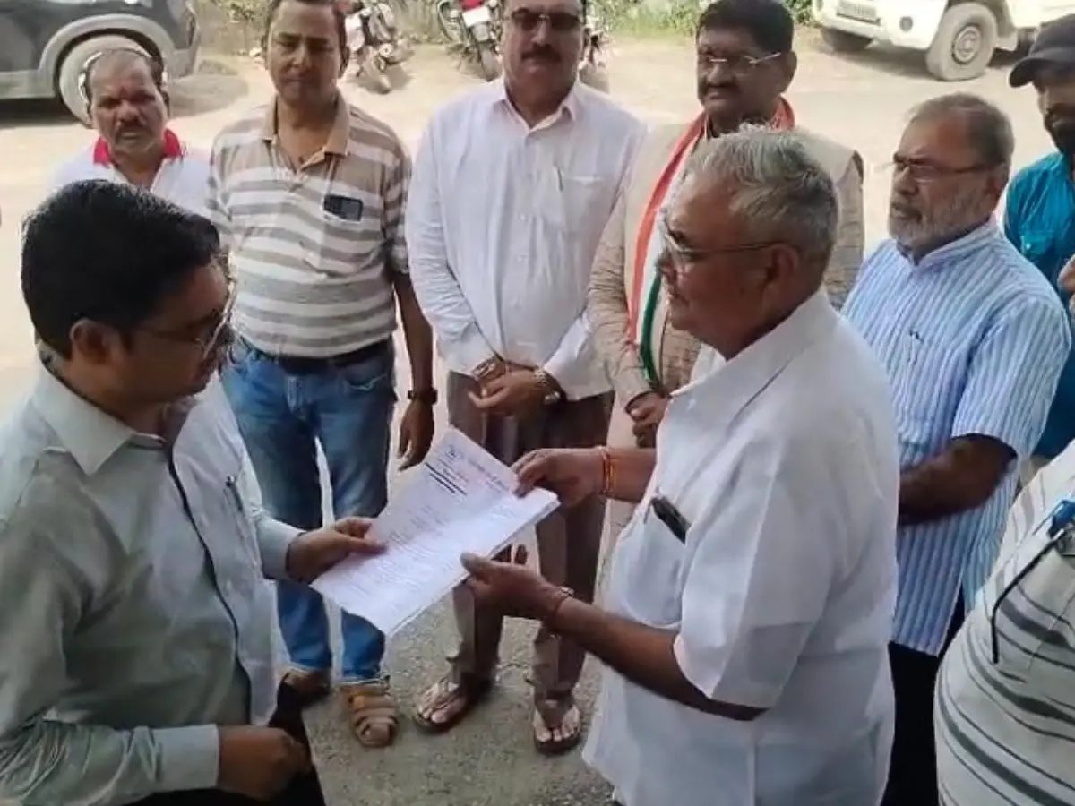 Dungarpur: 5वीं की इंग्लिश की बुक से वीरबाला कालीबाई का चेप्टर हटाने पर कांग्रेस ने किया प्रदर्शन
