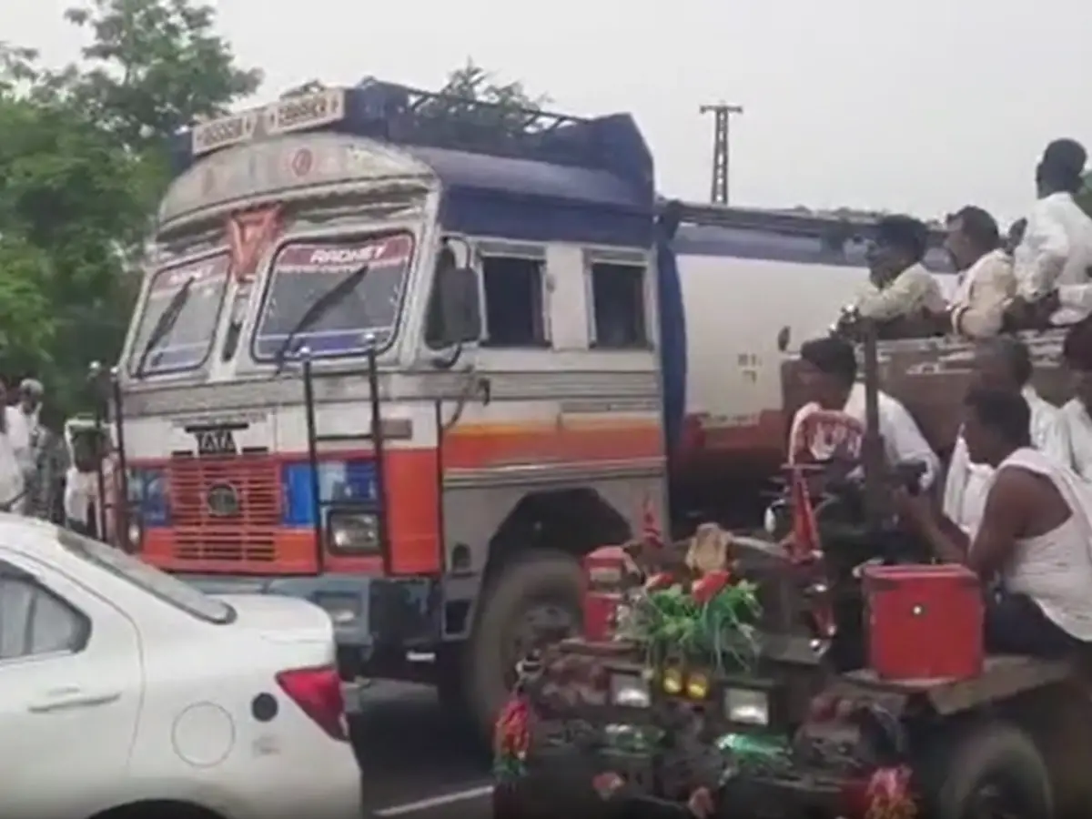 टैंकर और बाइक की भयंकर भिड़ंत, हादसे में युवती की मौत