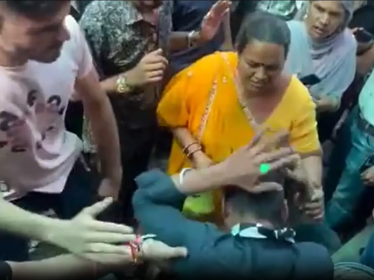 महिला को फोन छीनना युवक को पड़ा भारी, वायरल हुआ वीडियो, Watch Video