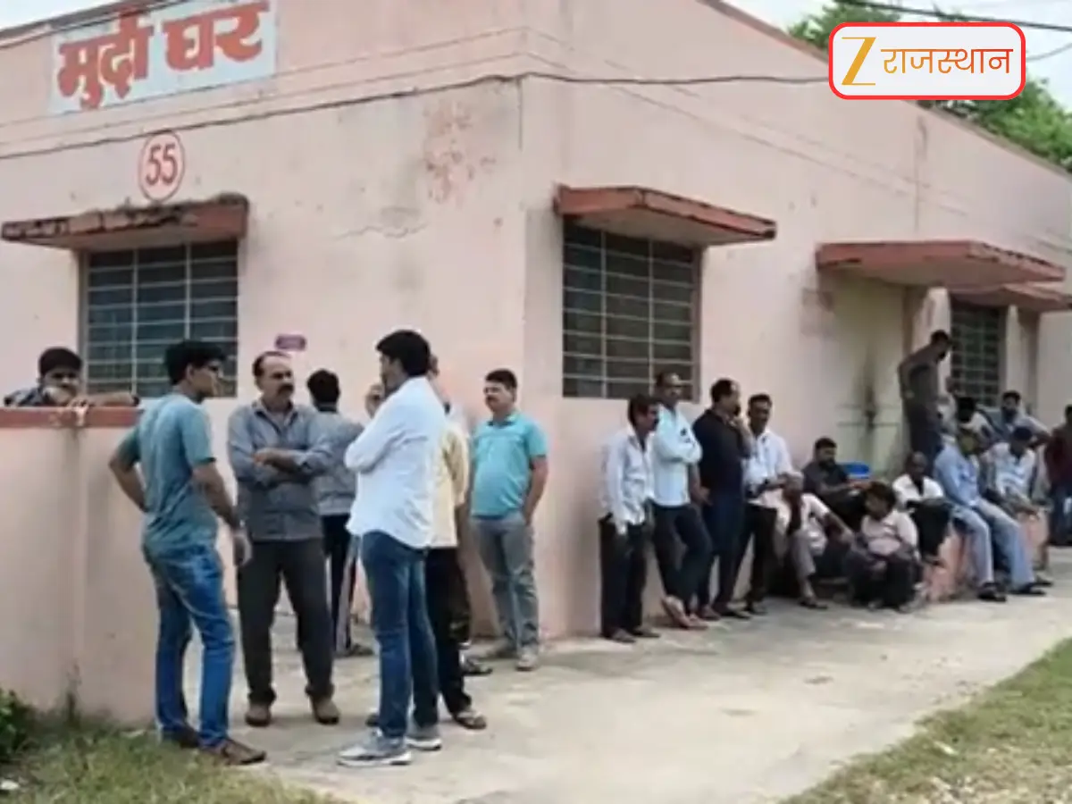Rajasthan News: ज्वेलर्स व्यापारी के बाद निलंबित हेड कांस्टेबल पूरण सिंह की हार्टअटैक से मौत, राजसमंद में मचा हड़कंप Rajasthan News: ज्वेलर्स व्यापारी के बाद निलंबित हेड कांस्टेबल पूरण सिंह की हार्टअटैक से मौत, राजसमंद में मचा हड़कंप