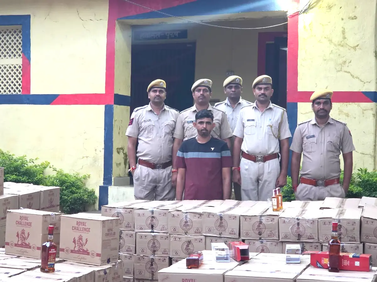 Dungarpur News: मोटर पार्ट्स की आड़ में हो रही थी शराब की तस्करी, कंटेनर चालक अरेस्ट Dungarpur News: मोटर पार्ट्स की आड़ में हो रही थी शराब की तस्करी, कंटेनर चालक अरेस्ट