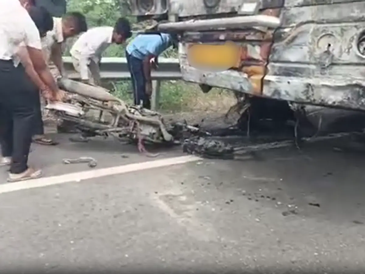 बाइक पर सवार 2 भाइयों को बस ने कुचला, पेट्रोल टैंक फटने से बस में लगी आग