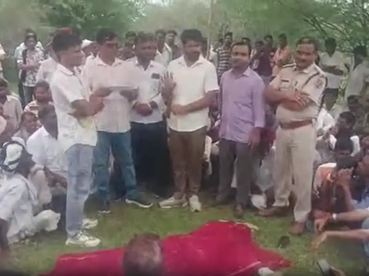 शटडाउन लेकर बिजली के खंभे पर फाल्ट ठीक करने चढ़ा कर्मचारी, तभी दौड़ पड़ी करंट और...
