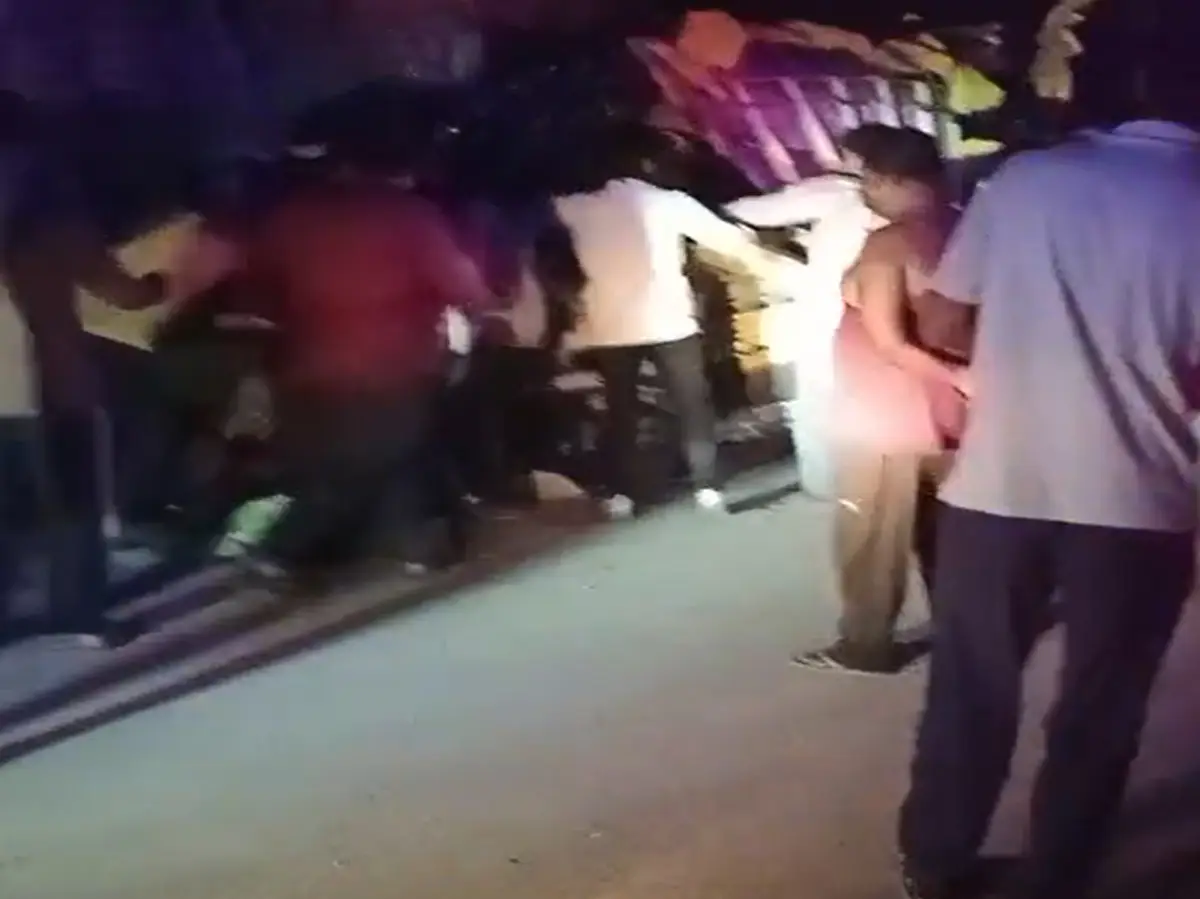 Rajasthan के दौसा में दर्दनाक सड़क हादसा, कंटेनर-पिकअप की टक्कर में 11 की मौत Rajasthan के दौसा में दर्दनाक सड़क हादसा, कंटेनर-पिकअप की टक्कर में 11 की मौत
