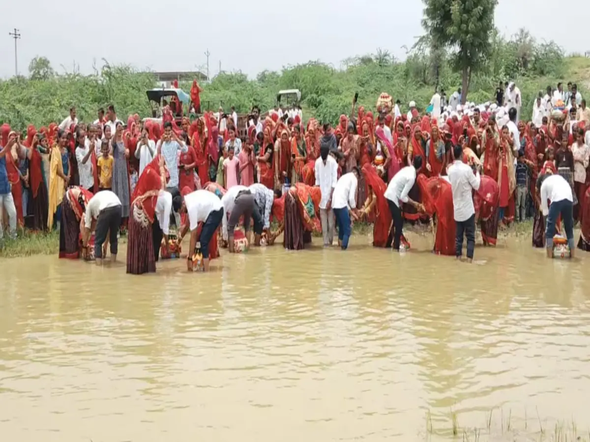तालाब पूजन: भाई-बहन के रिश्ते की अनोखी रस्म