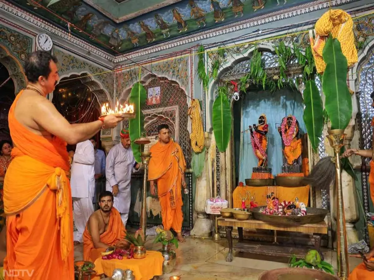 विशेष पूजा-अर्चना: मंदिरों की रौनक