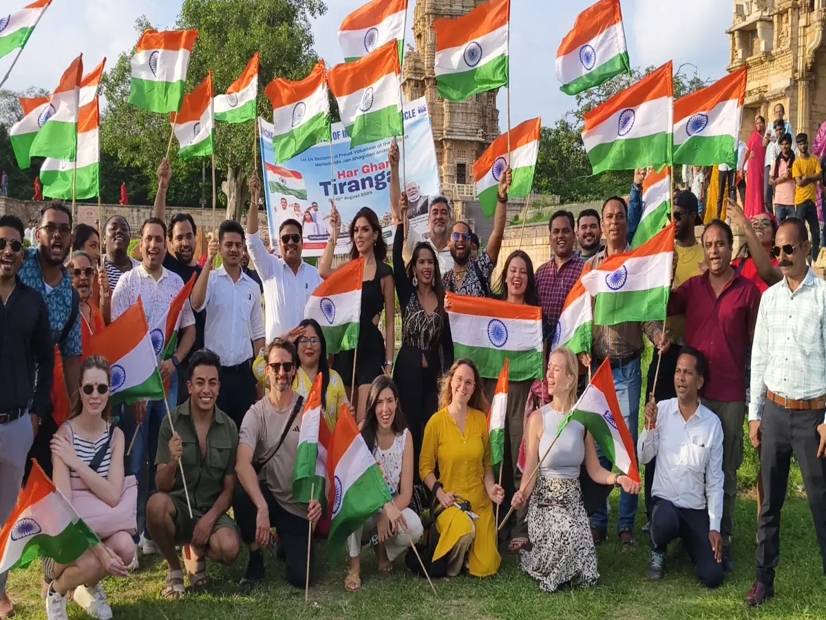 चित्तौड़गढ़ में विदेशी सुपर मॉडल्स ने लहराया तिरंगा, सोशल मीडिया पर फोटो वायरल
