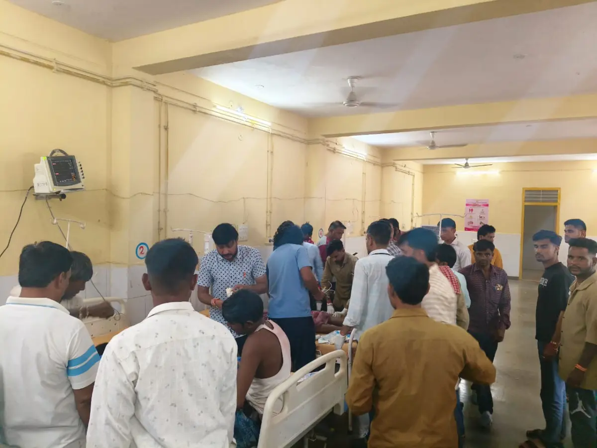 Jhalawar Accident: कामखेड़ा बालाजी से लौटते समय हादसा, 1 महिला की मौत, दो दर्जन यात्री घायल Jhalawar Accident: कामखेड़ा बालाजी से लौटते समय हादसा, 1 महिला की मौत, दो दर्जन यात्री घायल
