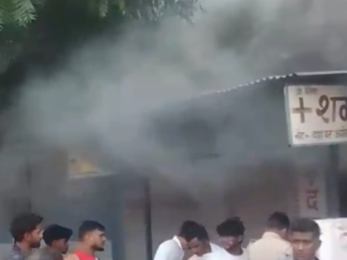 Pratapgarh: बदमाशों ने लूटे मेडिकल स्टोर पर रुपये, पेट्रोल डालकर लगा दी आग