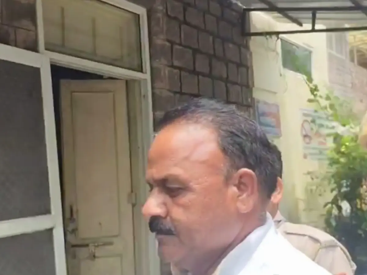 Kota: बेटे के जाने के बाद ससुर बहू के साथ करता था अश्लील हरकतें, रेलवे स्टेशन से गया पकड़ा Kota: बेटे के जाने के बाद ससुर बहू के साथ करता था अश्लील हरकतें, रेलवे स्टेशन से गया पकड़ा