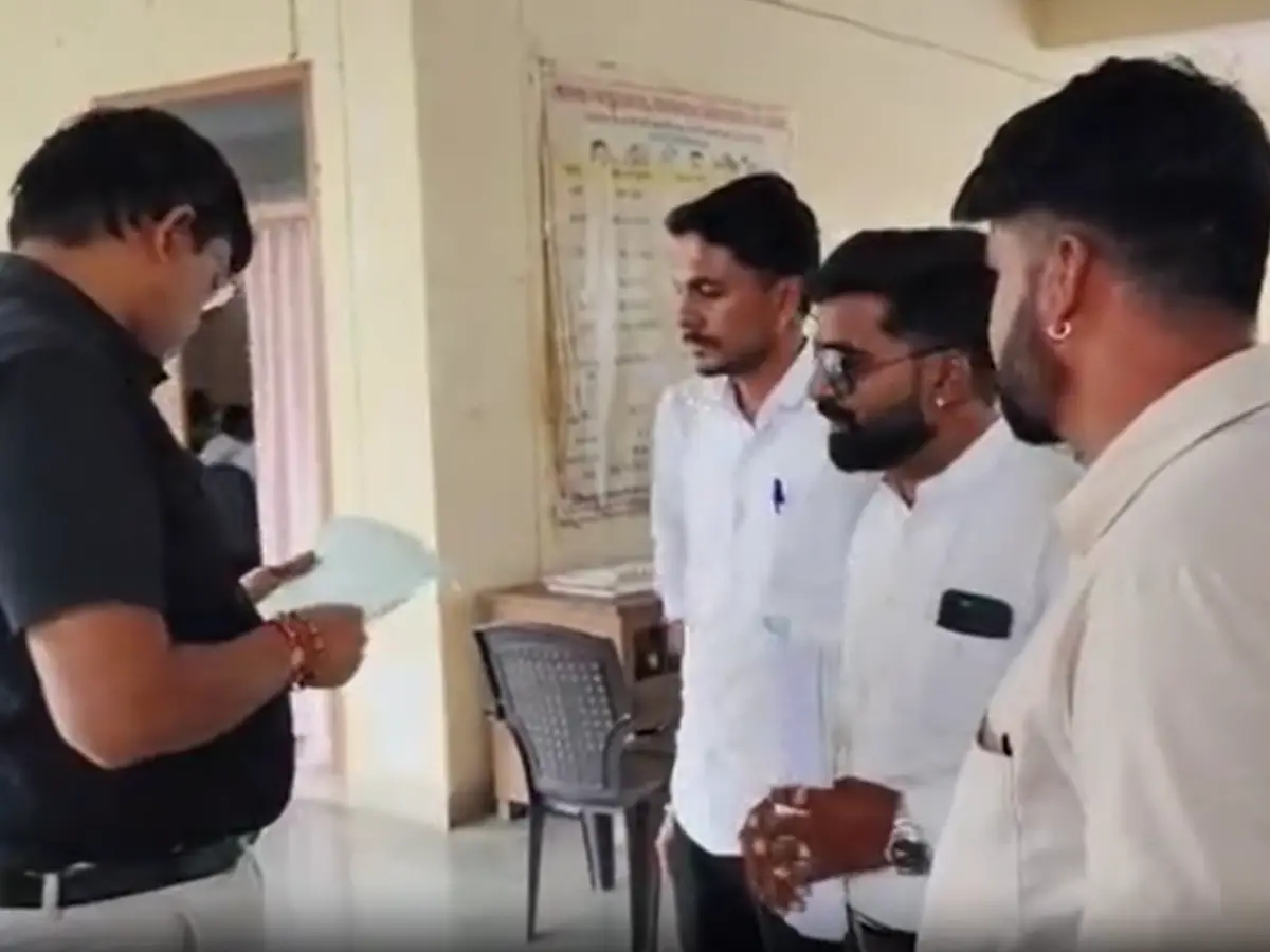 प्रतापगढ़ में निजी विद्यालय की मनमानी पर भड़के अभिभावक, उपखंड अधिकारी को सौंपा ज्ञापन प्रतापगढ़ में निजी विद्यालय की मनमानी पर भड़के अभिभावक, उपखंड अधिकारी को सौंपा ज्ञापन