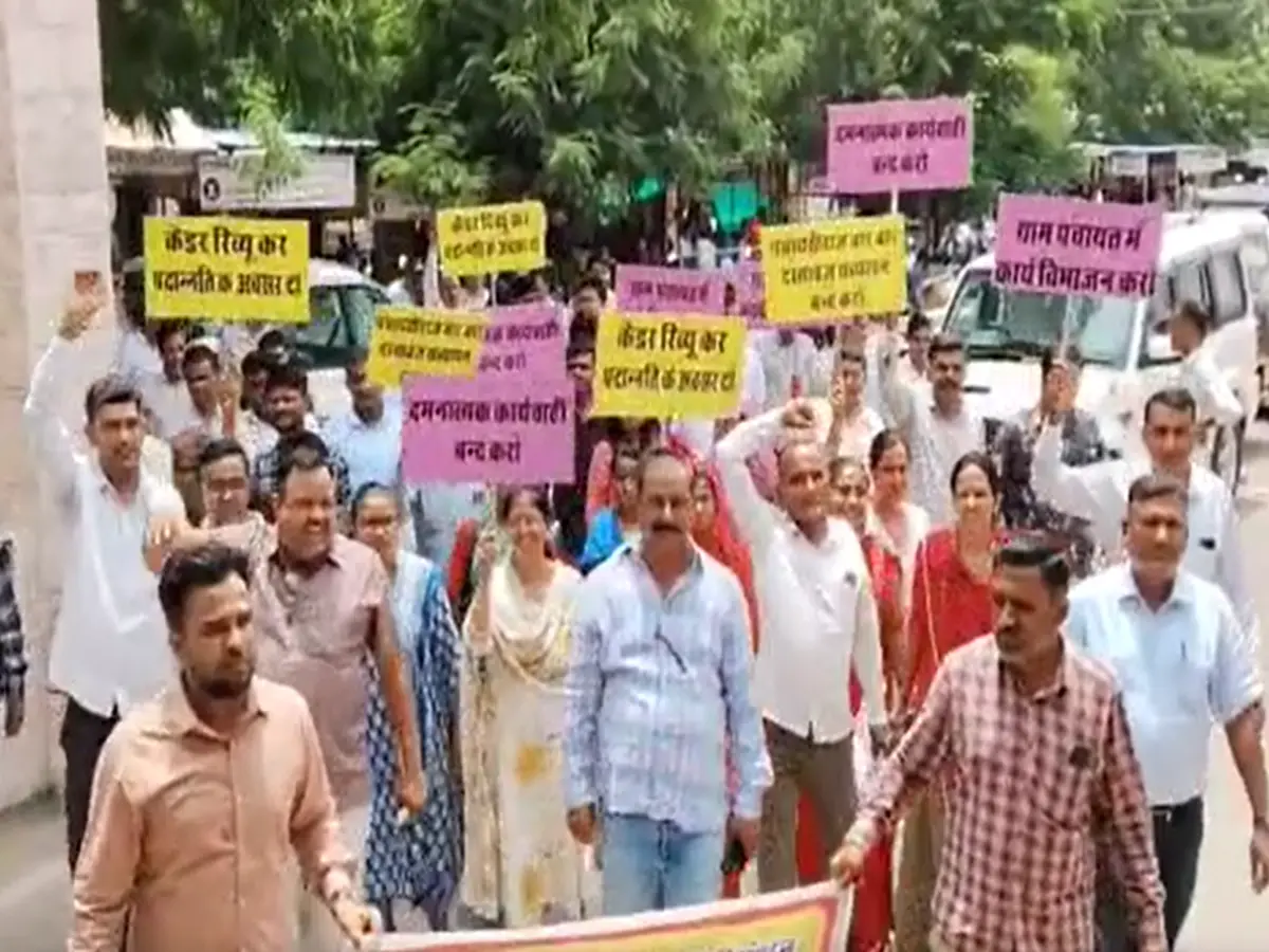 जालोर में ‘पुकार पदयात्रा’ से गूंजी सड़के! मंत्रालयिक कर्मचारियों ने सरकार को दी चेतावनी जालोर में ‘पुकार पदयात्रा’ से गूंजी सड़के! मंत्रालयिक कर्मचारियों ने सरकार को दी चेतावनी
