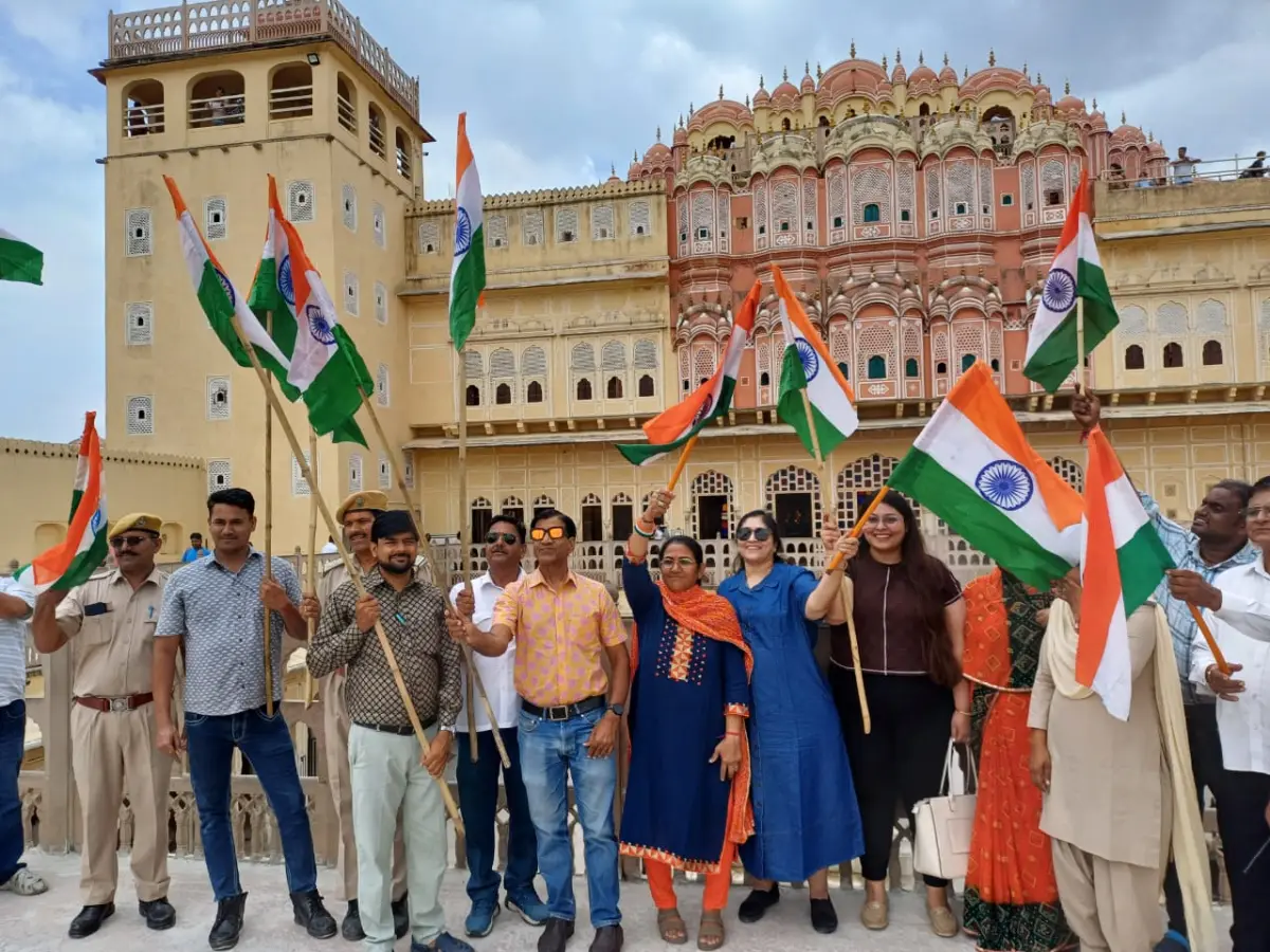 हवामहल स्मारक पर "हर घर तिरंगा" कार्यक्रम, हवामहल स्टाफ, पथ-प्रदर्शक और पर्यटकों ने फहराया राष्ट्रीय ध्वज
