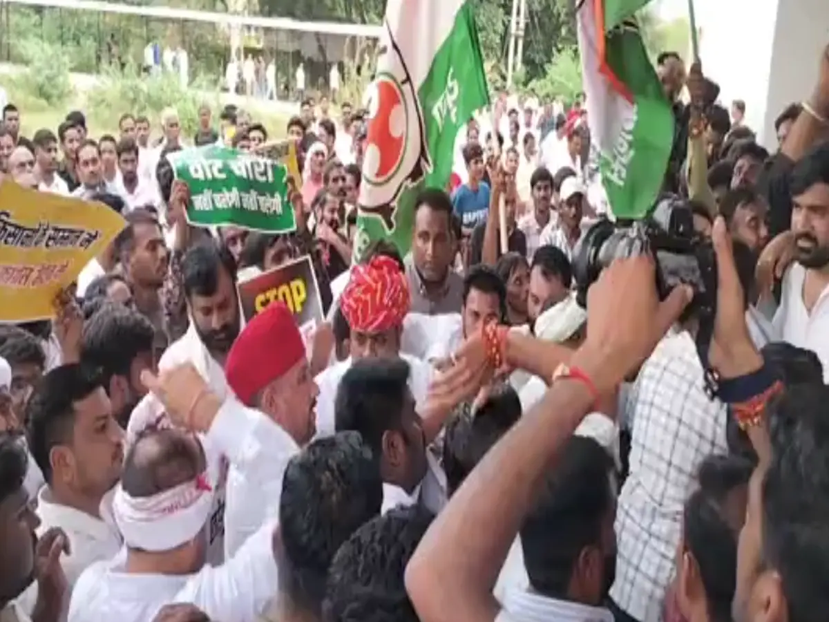Kota: वोट चोरी के आरोप पर बवाल! तिरंगे के साथ सड़कों पर उतरी यूथ कांग्रेस Kota: वोट चोरी के आरोप पर बवाल! तिरंगे के साथ सड़कों पर उतरी यूथ कांग्रेस