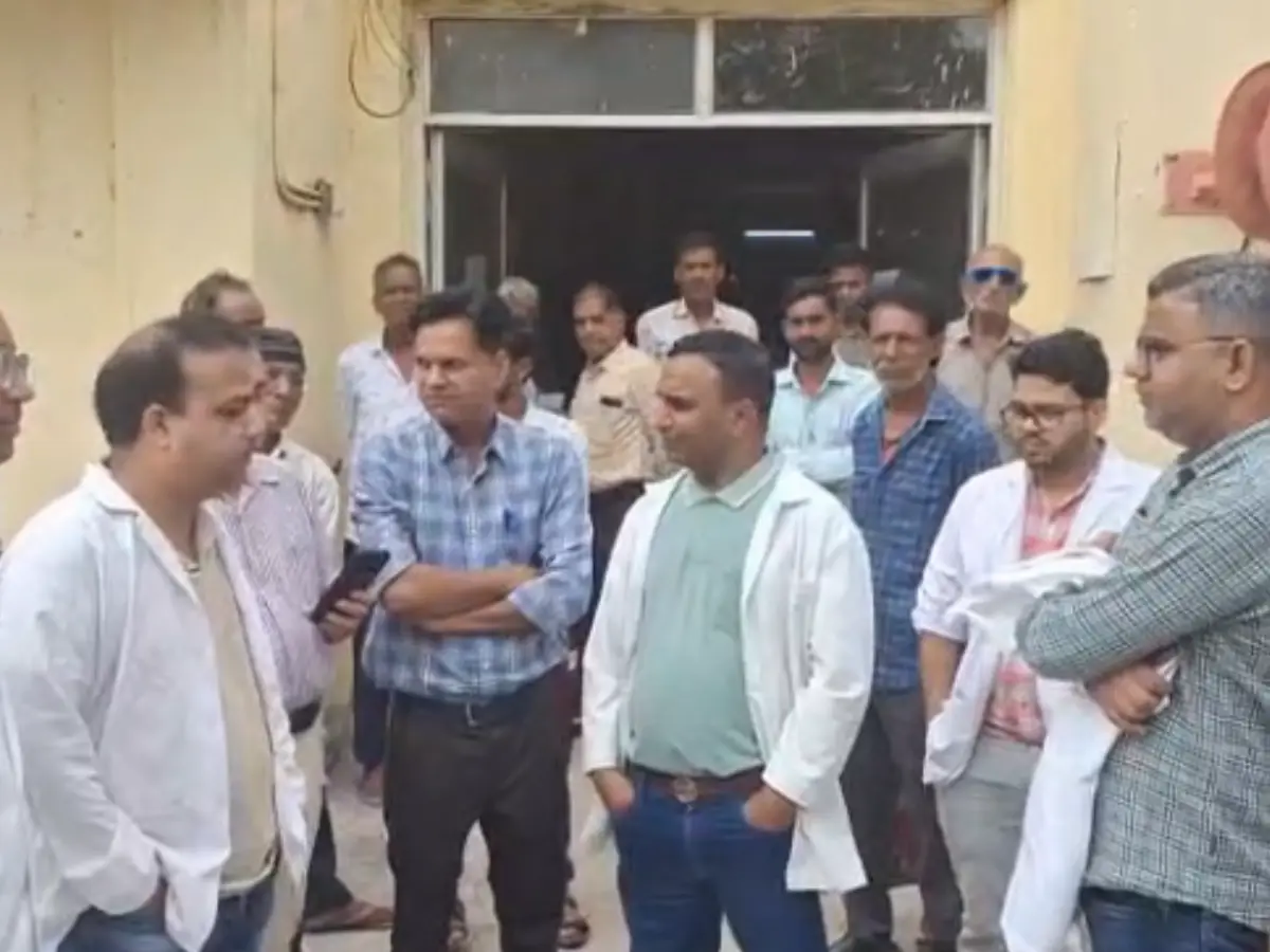 Ajmer: महिला की मौत के बाद परिजनों की अभद्रता से आहत हुए डॉक्टर, जताया विरोध Ajmer: महिला की मौत के बाद परिजनों की अभद्रता से आहत हुए डॉक्टर, जताया विरोध