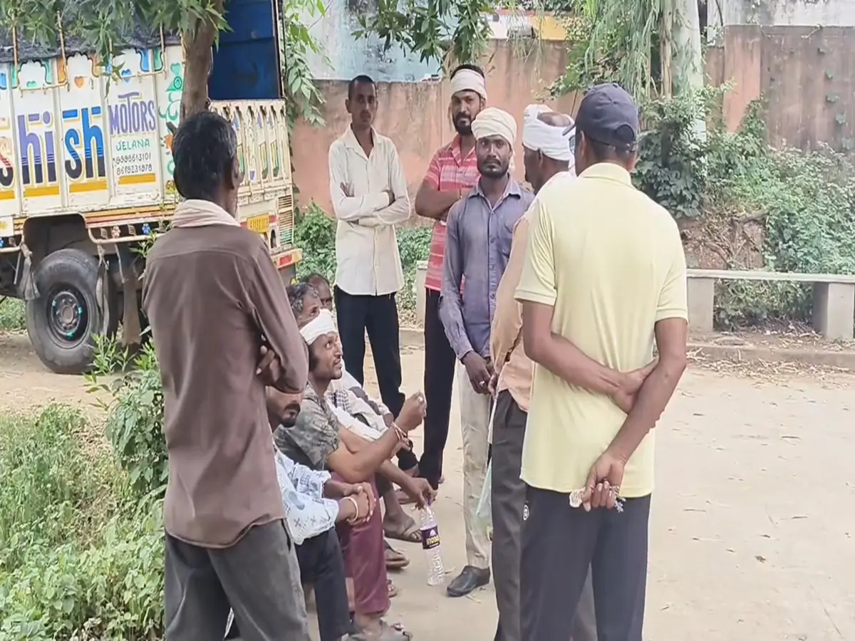 Dungarpur: हत्या का खौफनाक खेल! लाठी-डंडों से बेरहमी पीटा, फिर... हिरासत में 4 संदिग्ध Dungarpur: हत्या का खौफनाक खेल! लाठी-डंडों से बेरहमी पीटा, फिर... हिरासत में 4 संदिग्ध