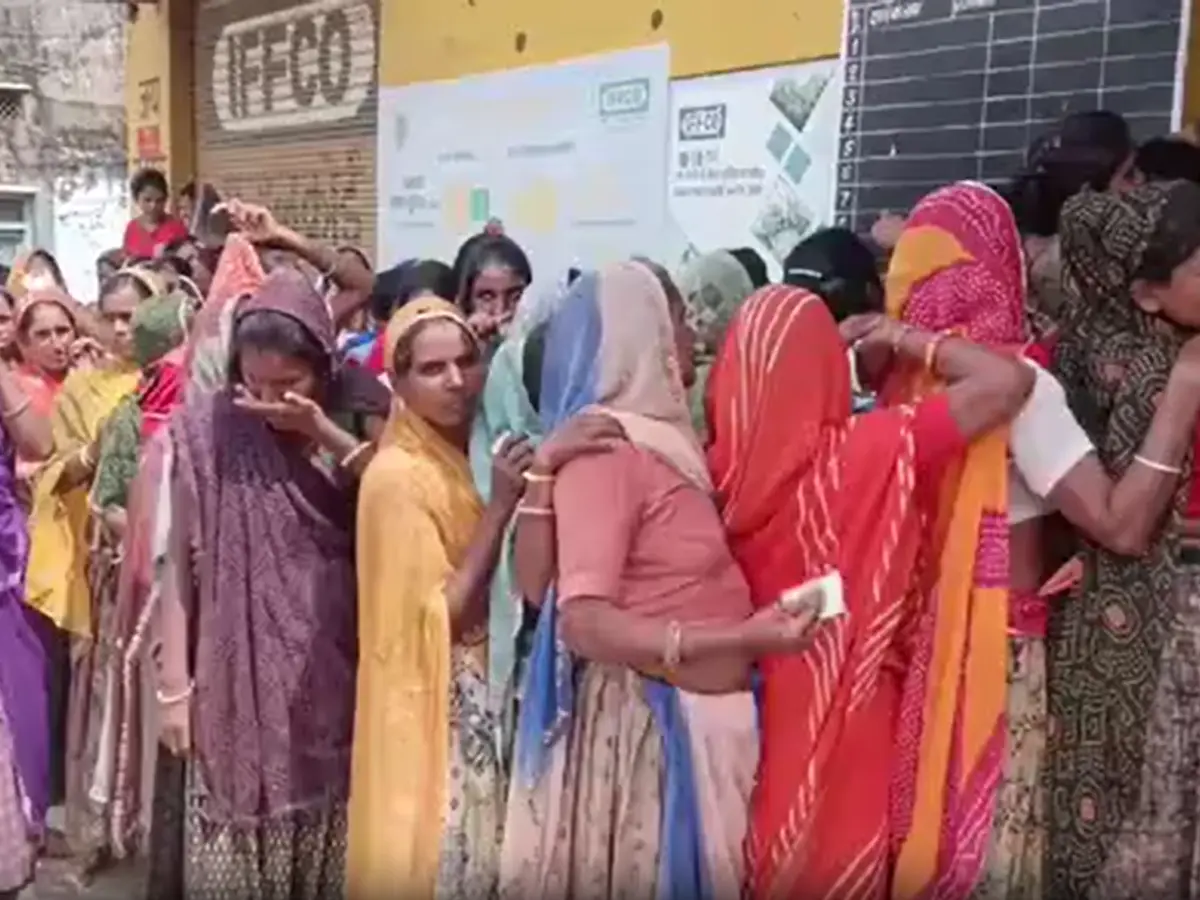 प्रतापगढ़ में यूरिया खाद की किल्लत से किसान परेशान, सहकारी समितियों पर लगी  लंबी कतारें