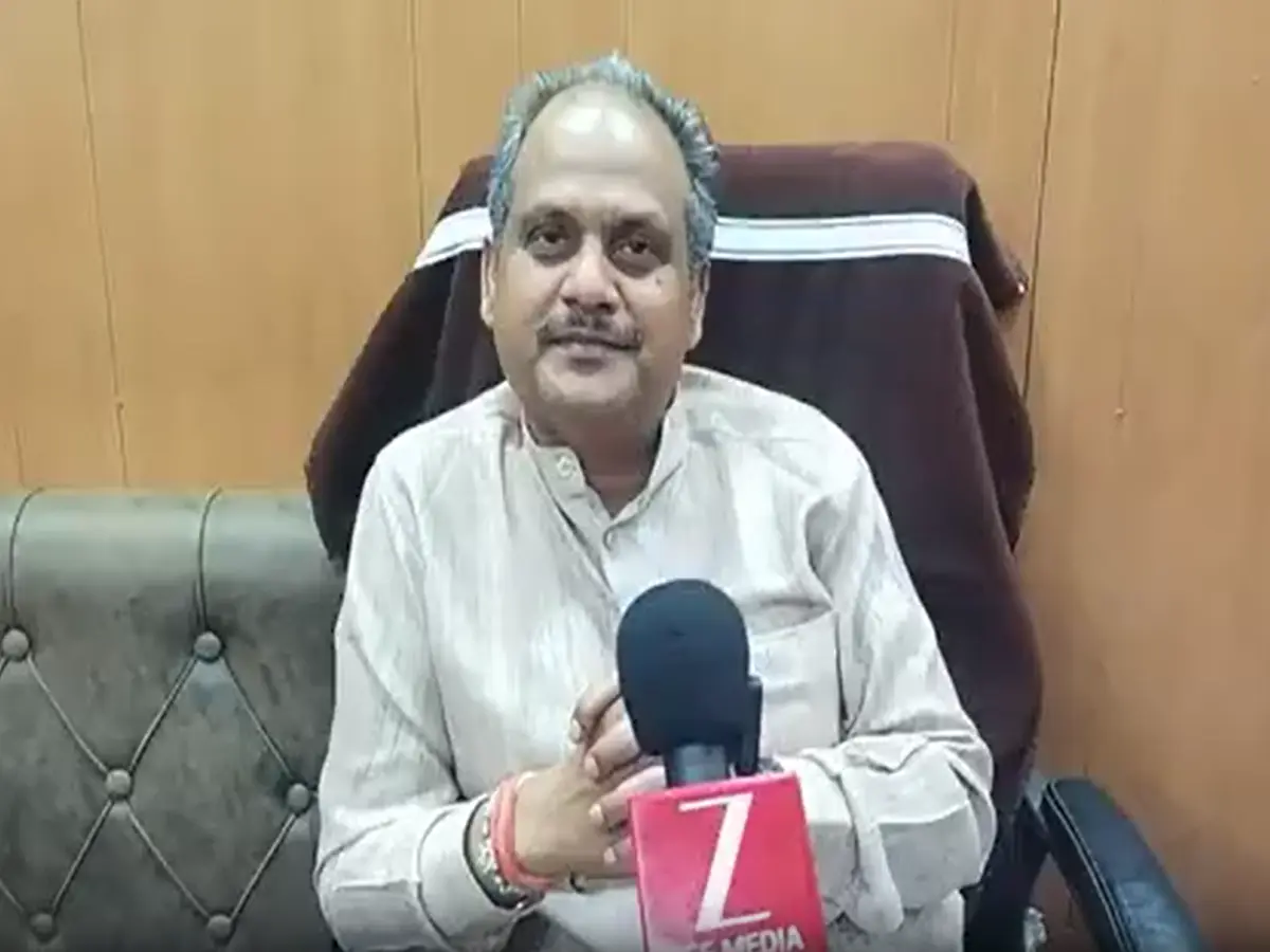 Pratapgarh: तिरंगा रैली में उलटे राष्ट्रीय ध्वज का वीडियो वायरल, मंत्री हेमंत मीणा ने दी सफाई Pratapgarh: तिरंगा रैली में उलटे राष्ट्रीय ध्वज का वीडियो वायरल, मंत्री हेमंत मीणा ने दी सफाई