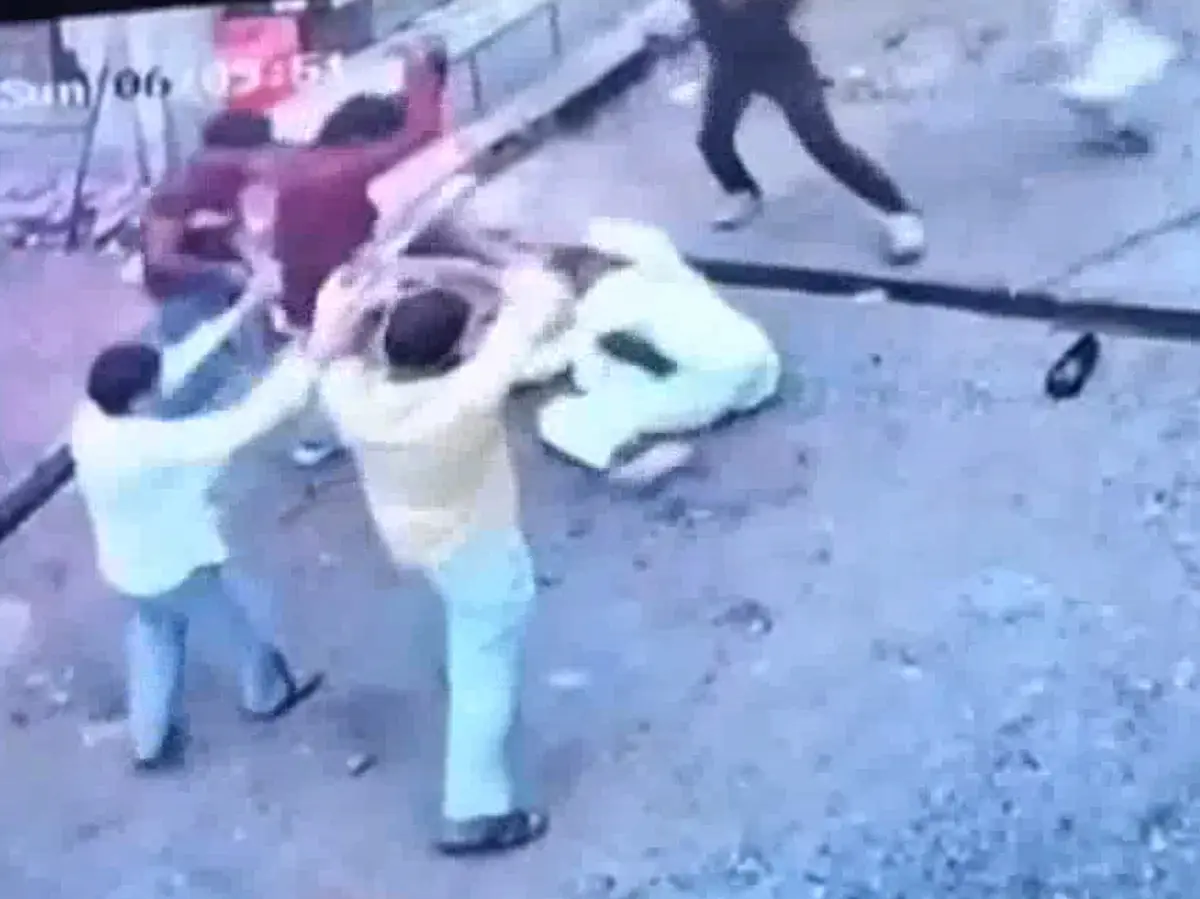 Bhilwara News: लुहारिया गांव में मारपीट की वारदात, बुजुर्ग को लाठी-डंडों से बेरहमी से पीटा Bhilwara News: लुहारिया गांव में मारपीट की वारदात, बुजुर्ग को लाठी-डंडों से बेरहमी से पीटा