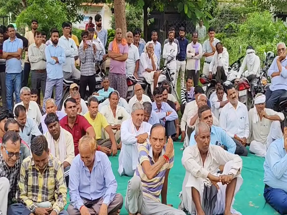 Sikar News: 11 सूत्रीय मांगों को लेकर विद्युत कार्यालय पर माकपा का प्रदर्शन, कहा- स्मार्ट मीटर लगवाना बंद हो