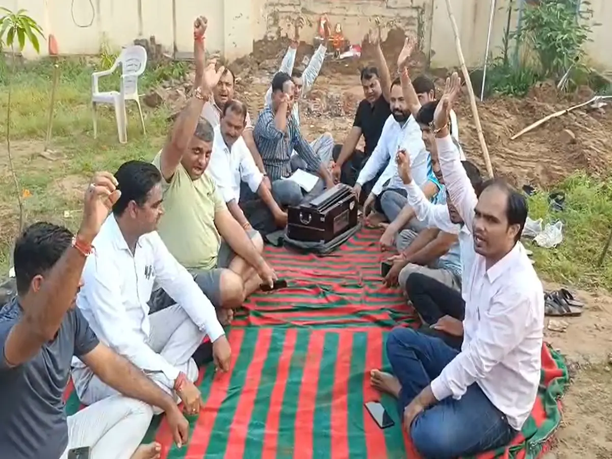 Sikar News: कोर्ट परिसर बालाजी मंदिर की प्रतिमा खंडित, JCB से हटाया गया मंदिर, हो रहा विरोध