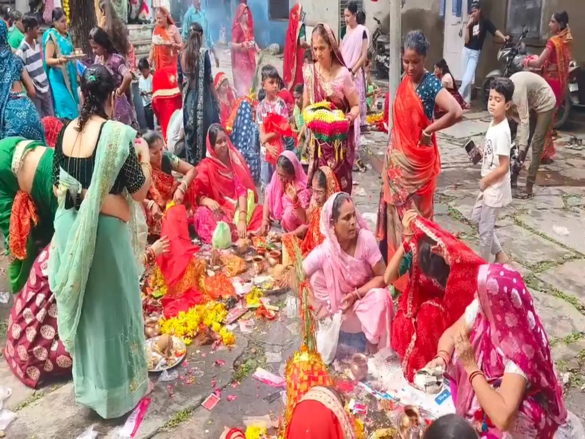 Dungarpur News: डूंगरपुर में शीतला सप्तमी की धूम, मंदिरों में उमड़ी श्रद्धालुओं की भीड़ Dungarpur News: डूंगरपुर में शीतला सप्तमी की धूम, मंदिरों में उमड़ी श्रद्धालुओं की भीड़