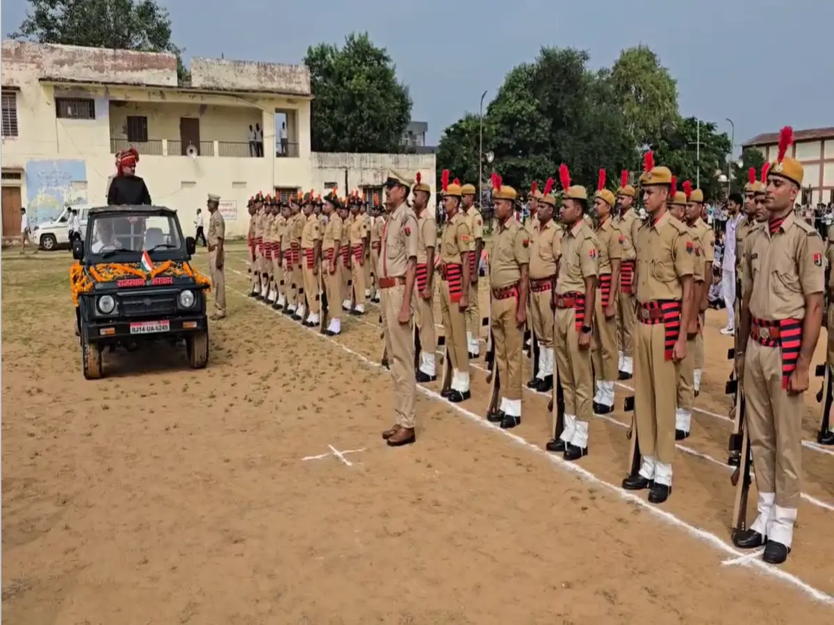 Karauli News: देशभक्ति के रंग में रंगा करौली, परेड और देशप्रेम के गीतों ने बांधा समां Karauli News: देशभक्ति के रंग में रंगा करौली, परेड और देशप्रेम के गीतों ने बांधा समां