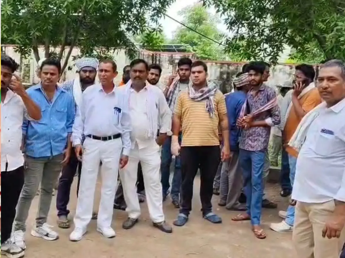 Dungarpur: मुझे बचा लो! प्रेमिका की बात सुन गुजरात से दोस्तों संग गर्लफ्रेंड के घर पहुंचा आशिक फिर... Dungarpur: मुझे बचा लो! प्रेमिका की बात सुन गुजरात से दोस्तों संग गर्लफ्रेंड के घर पहुंचा आशिक फिर...