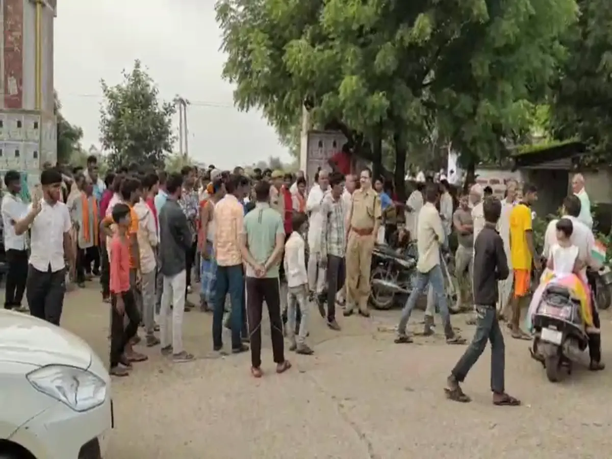 Karauli News: करौली में धार्मिक स्थल पर मौत का रहस्य, संत के शव मिलने से फैली दहशत Karauli News: करौली में धार्मिक स्थल पर मौत का रहस्य, संत के शव मिलने से फैली दहशत