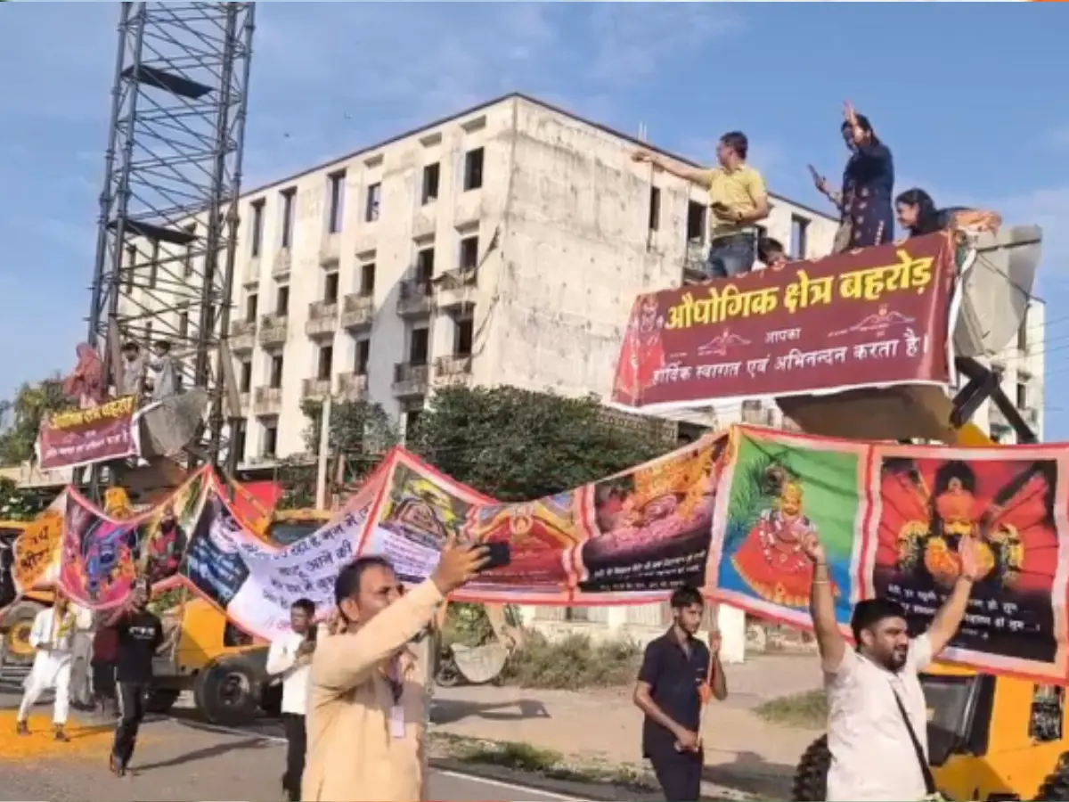 भिवाड़ी से खाटू श्याम जी के लिए 700 भक्त लेकर पैदल निकले 2121 फीट लंबा निशान, देखें फोटोज