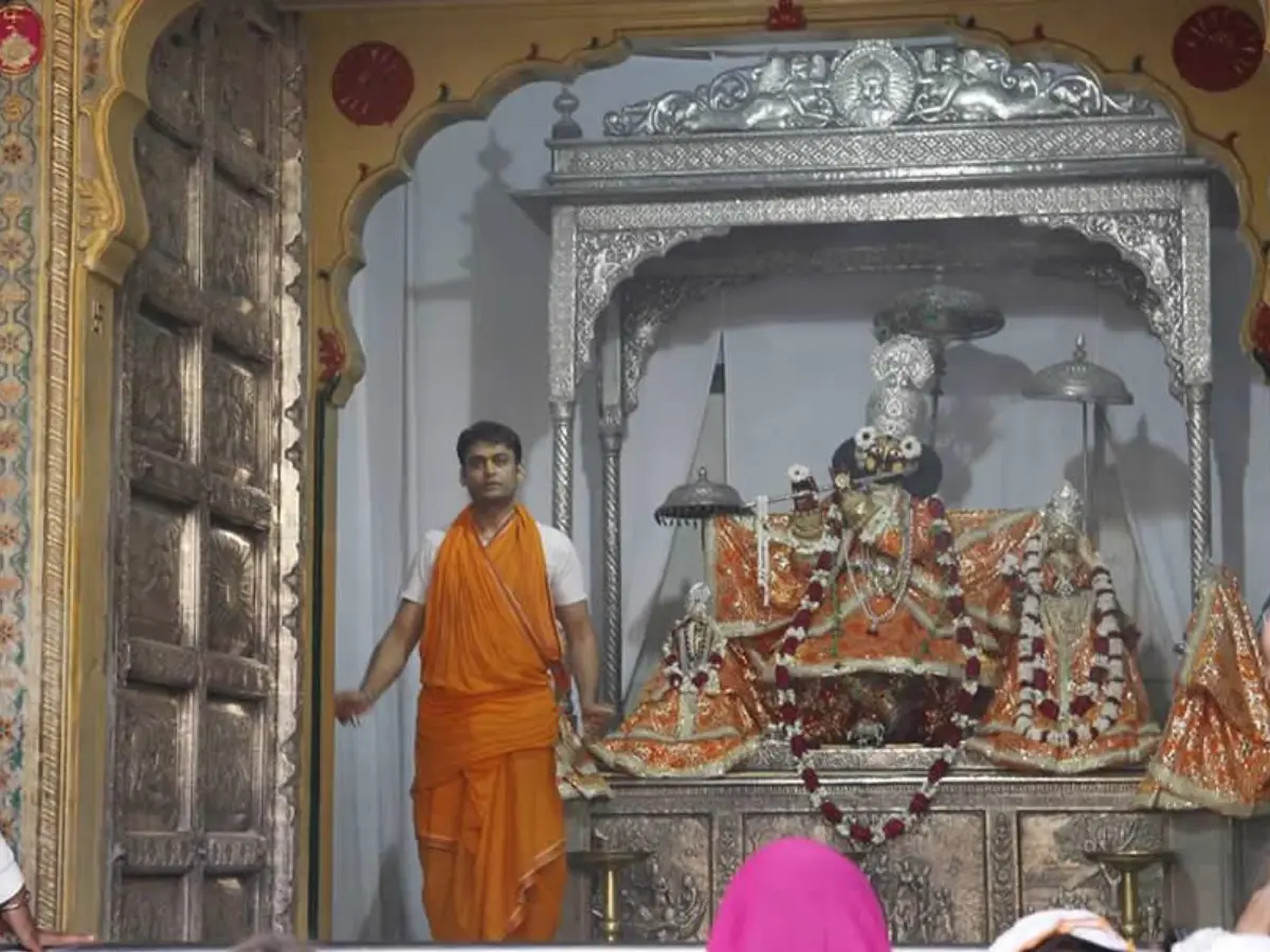 राधा-रुक्मिणी नहीं, राजस्थान के इस मंदिर में घड़ी है भगवान की सबसे प्रिय! वजह जानकर बढ़ जाएगी आपकी भी श्रद्धा
