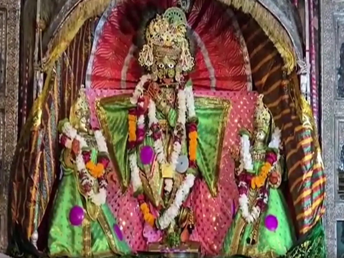 करौली में कान्हा के स्वागत की तैयारी पूरी! मदन मोहन मंदिर में जन्माष्टमी पर भक्ति का सैलाब करौली में कान्हा के स्वागत की तैयारी पूरी! मदन मोहन मंदिर में जन्माष्टमी पर भक्ति का सैलाब