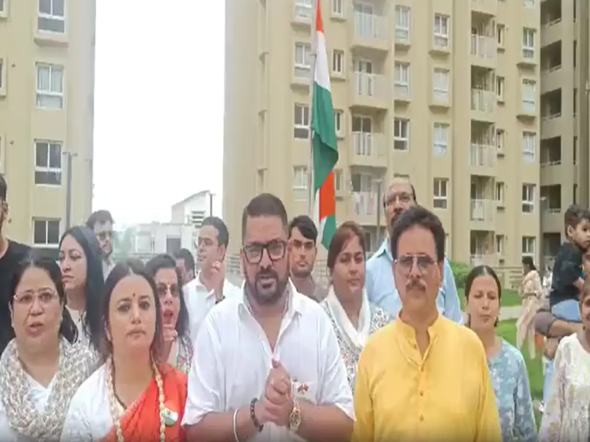 तिरंगे पर तुगलकी फरमान! जयपुर सोसाइटी में खुले में ध्वजारोहण पर रोक से भड़के लोग तिरंगे पर तुगलकी फरमान! जयपुर सोसाइटी में खुले में ध्वजारोहण पर रोक से भड़के लोग