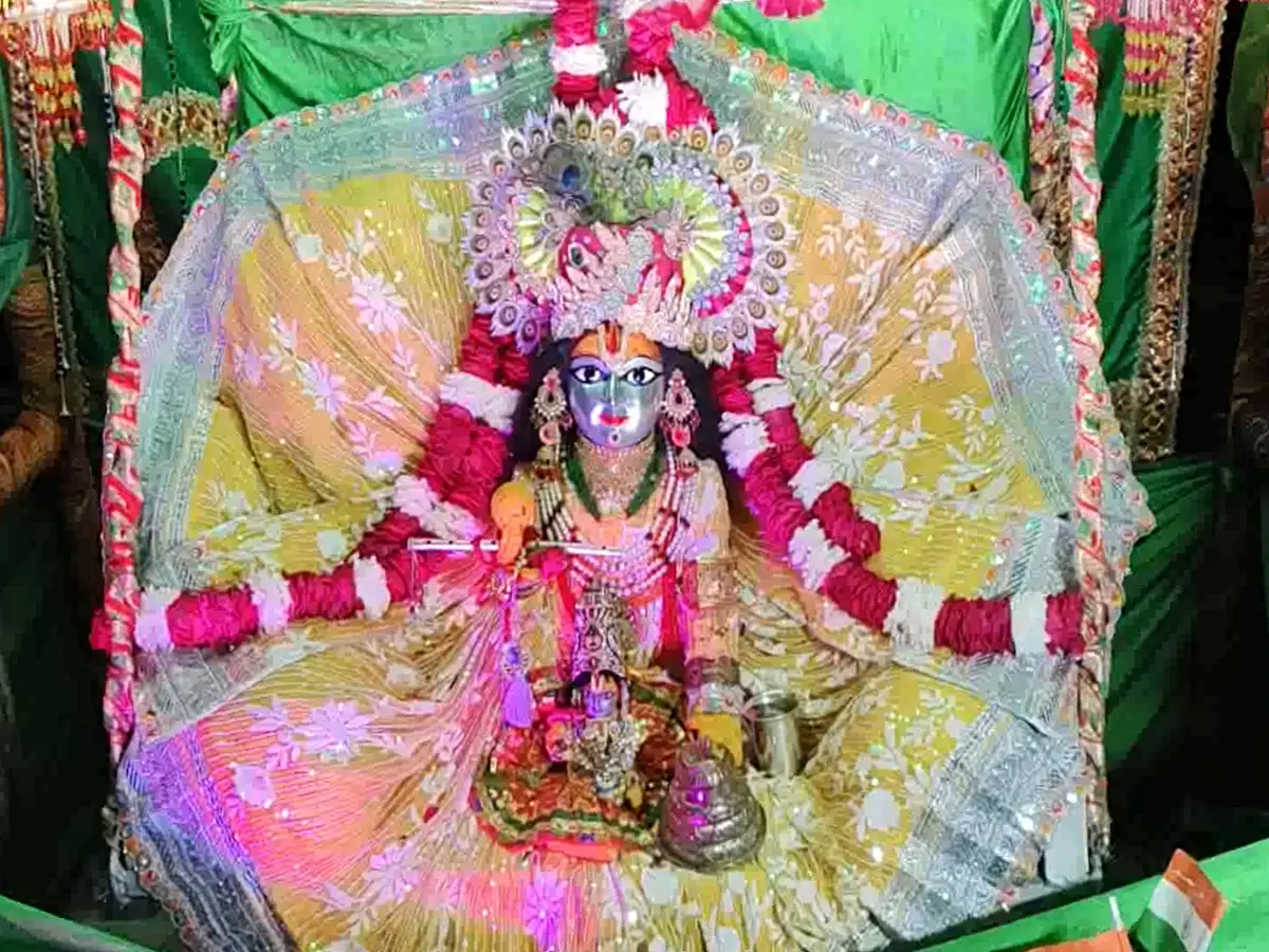 Alwar: वृद्धि और ध्रुव योग में मनाई जाएगी कृष्ण जन्माष्टमी, वृंदावन से आई पोशाक, कर्नाटक से गजमाला