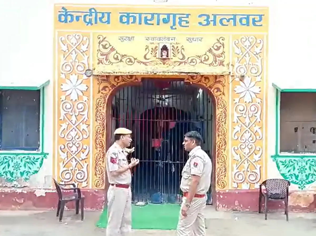 अलवर सेंट्रल जेल में दो कैदियों में हुआ झगड़ा, रोटी के लेकर शुरु हुआ था विवाद अलवर सेंट्रल जेल में दो कैदियों में हुआ झगड़ा, रोटी के लेकर शुरु हुआ था विवाद