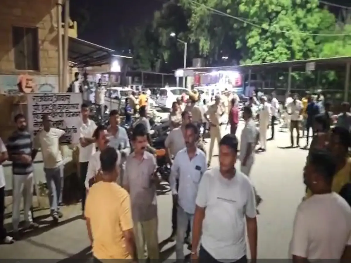 Jaisalmer: प्लॉट को लेकर खूनी संघर्ष, दो गुटों में पत्थर-लाठियों से हमला, एक की मौत, कई घायल Jaisalmer: प्लॉट को लेकर खूनी संघर्ष, दो गुटों में पत्थर-लाठियों से हमला, एक की मौत, कई घायल