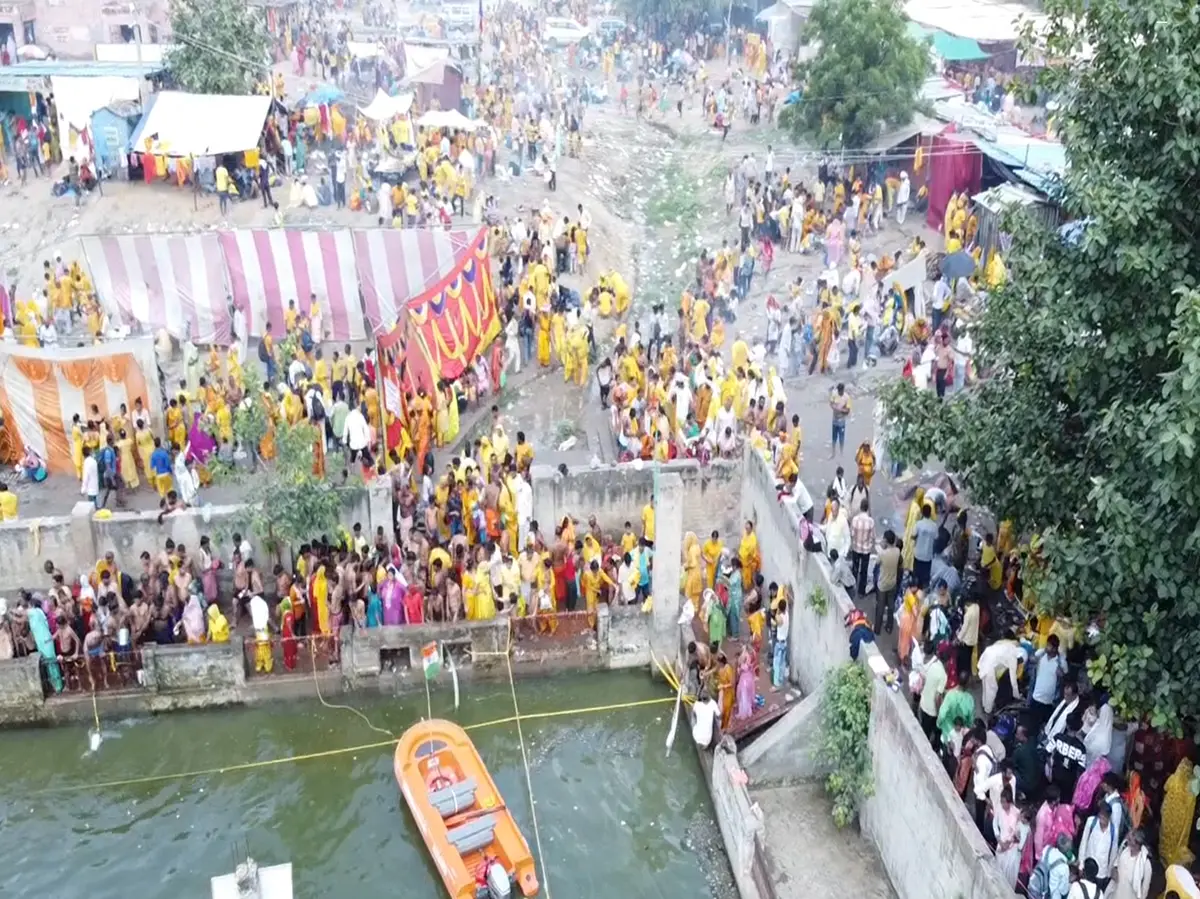 गोगाजी जन्मस्थली में उमड़ी श्रद्धालुओं की भीड़, सादी वर्दी में जवानों की तैनाती, है पुलिस का कड़ा पहरा गोगाजी जन्मस्थली में उमड़ी श्रद्धालुओं की भीड़, सादी वर्दी में जवानों की तैनाती, है पुलिस का कड़ा पहरा