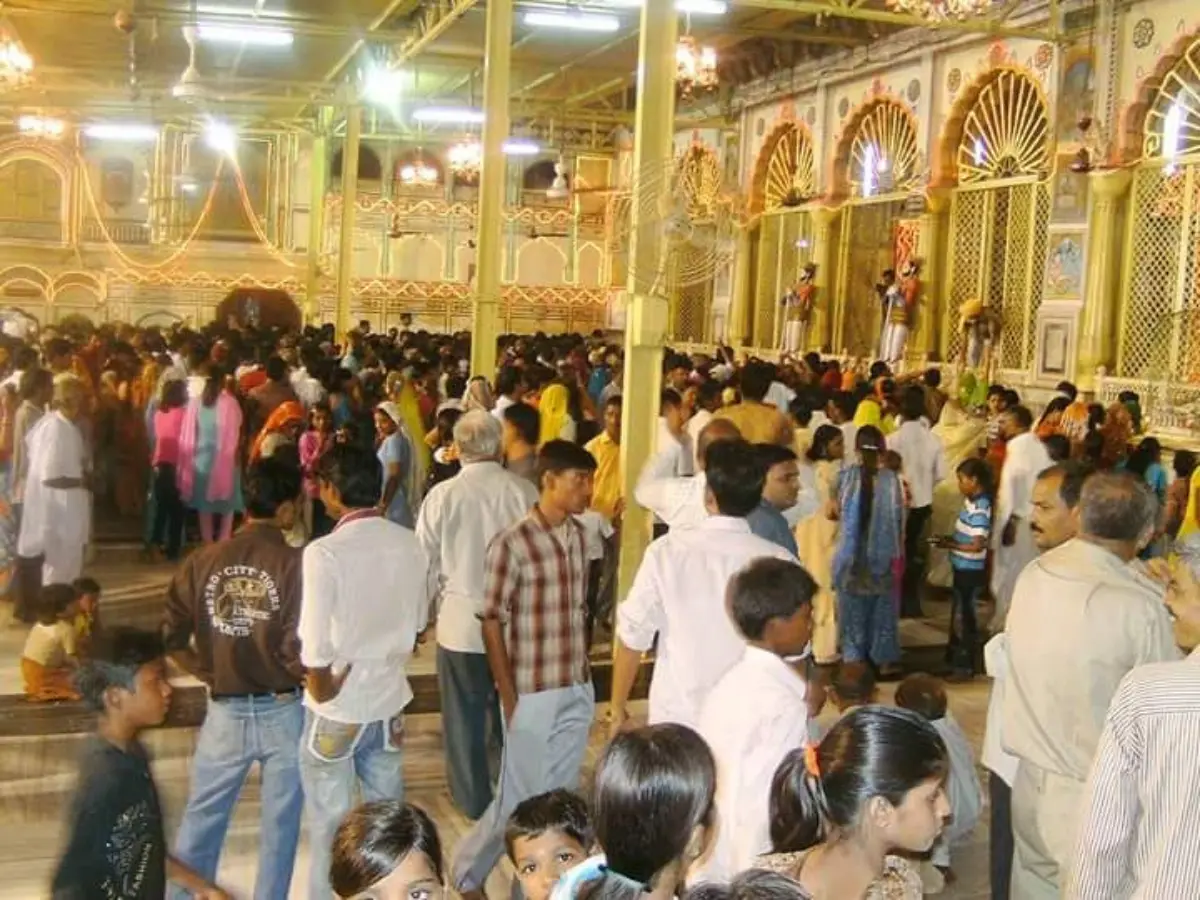 पंजीरी और पंचामृत का प्रसाद